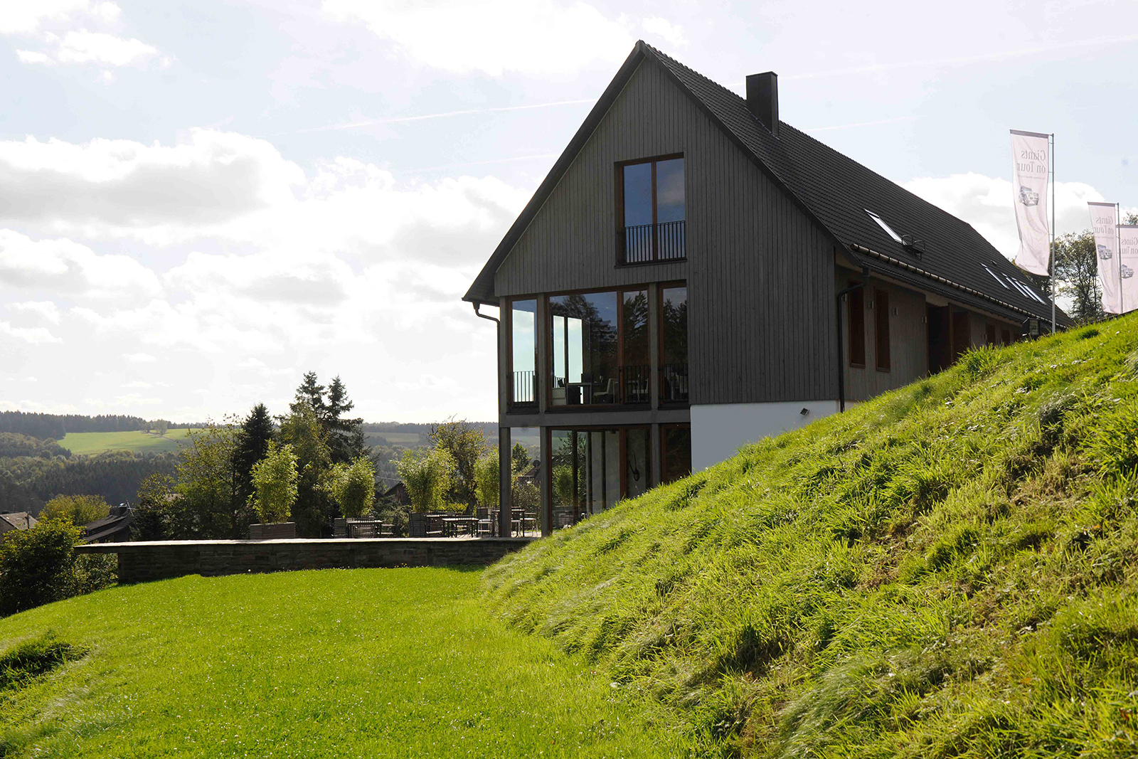 Wiese und Gebäude Ecolut Engelskirchen