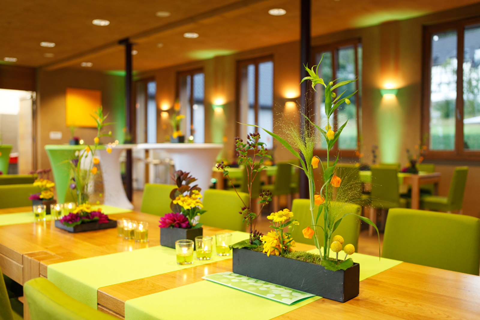 Tische mit Blumen dekoriert