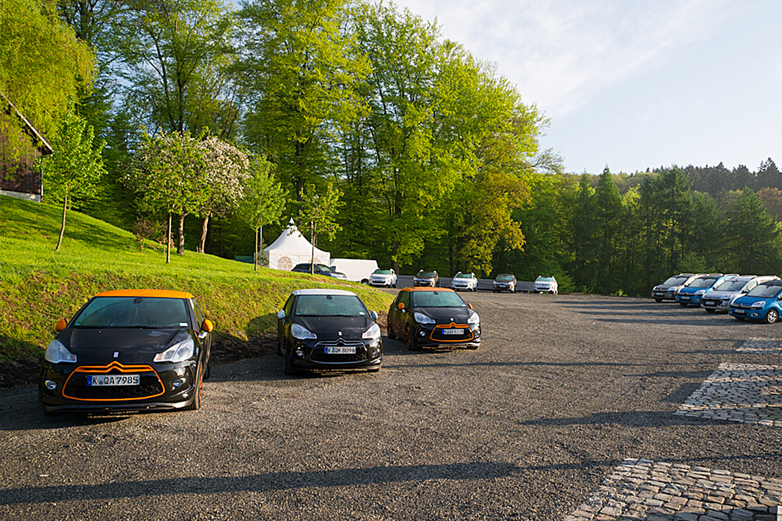 Fahrzeugvorstellung auf Parkplatz  im Ecolut Eventcenter