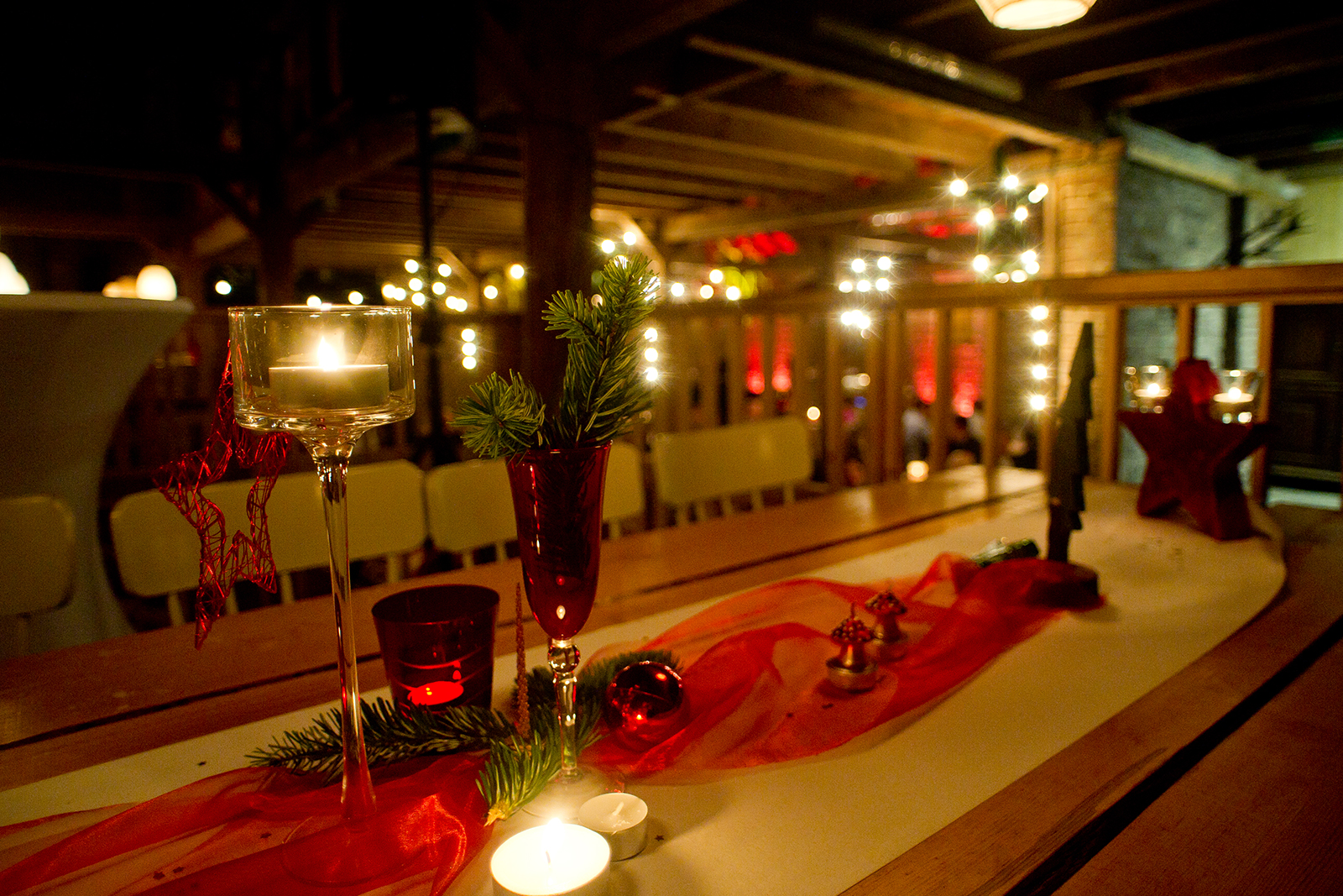 Geschmückter Tisch für Weihnachtsfeier in Scheune