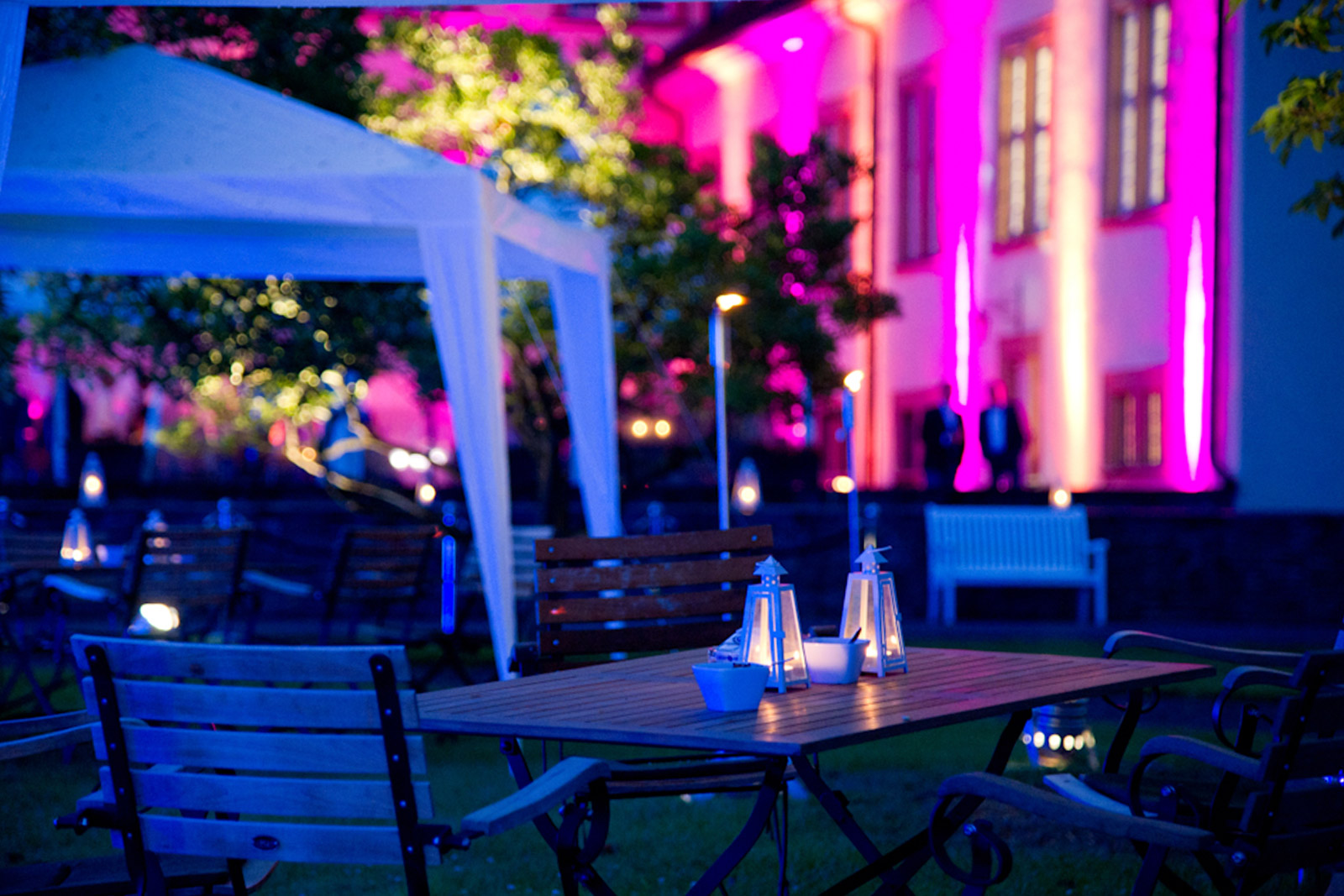Partyzelt mit Abendbeleuchtugn für Firmenfeier