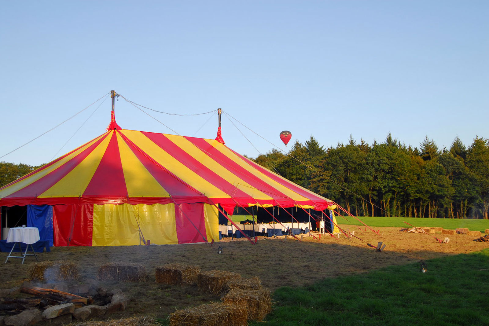 Zirkuszelt für Firmenfeier auf Schloss Ehreshoven