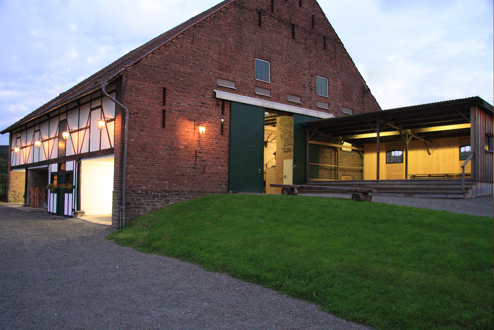 Scheune Forkscheid abends und beleuchtet