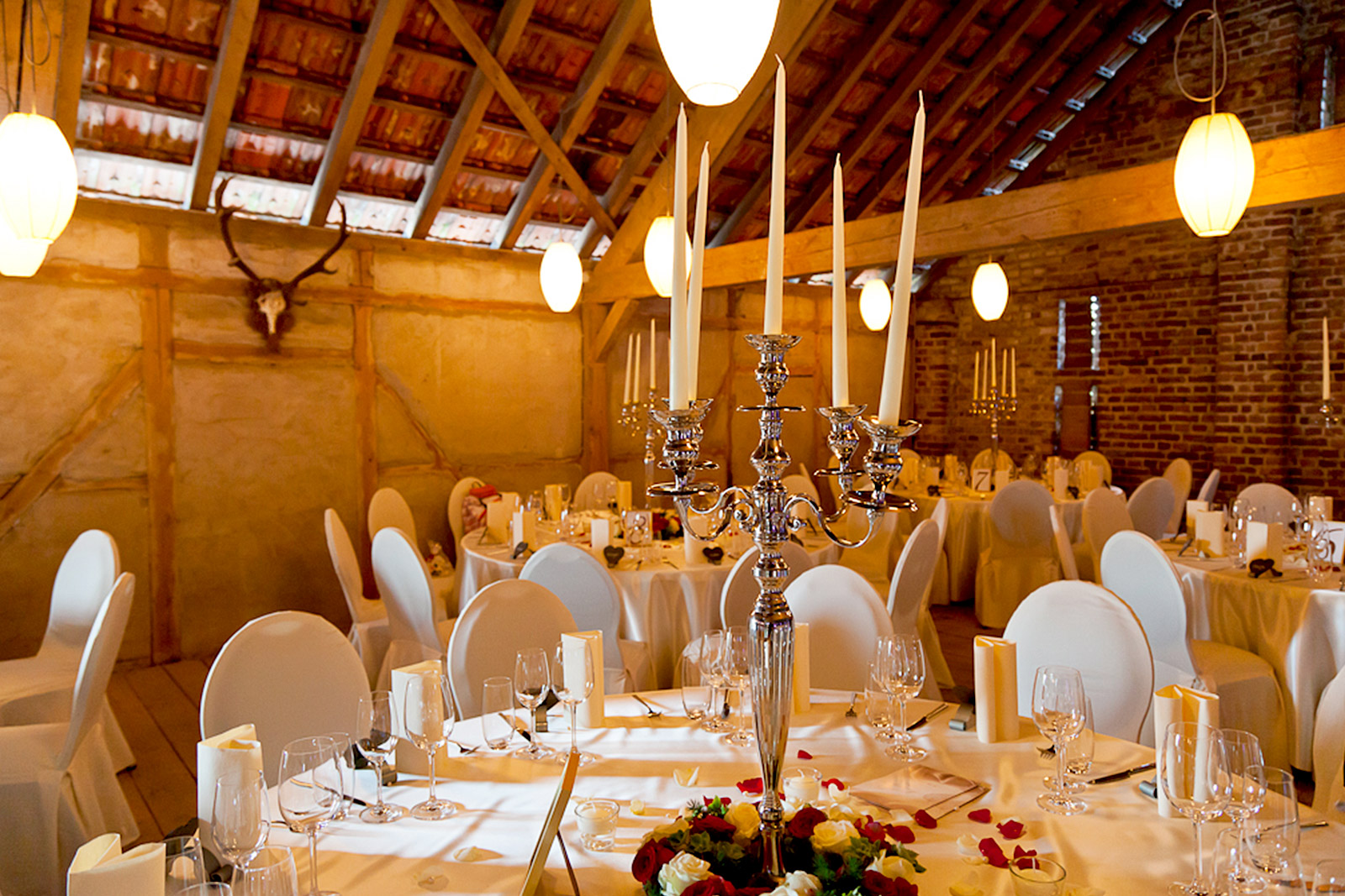 Hochzeitstische in Scheune auf Gut Forkscheid