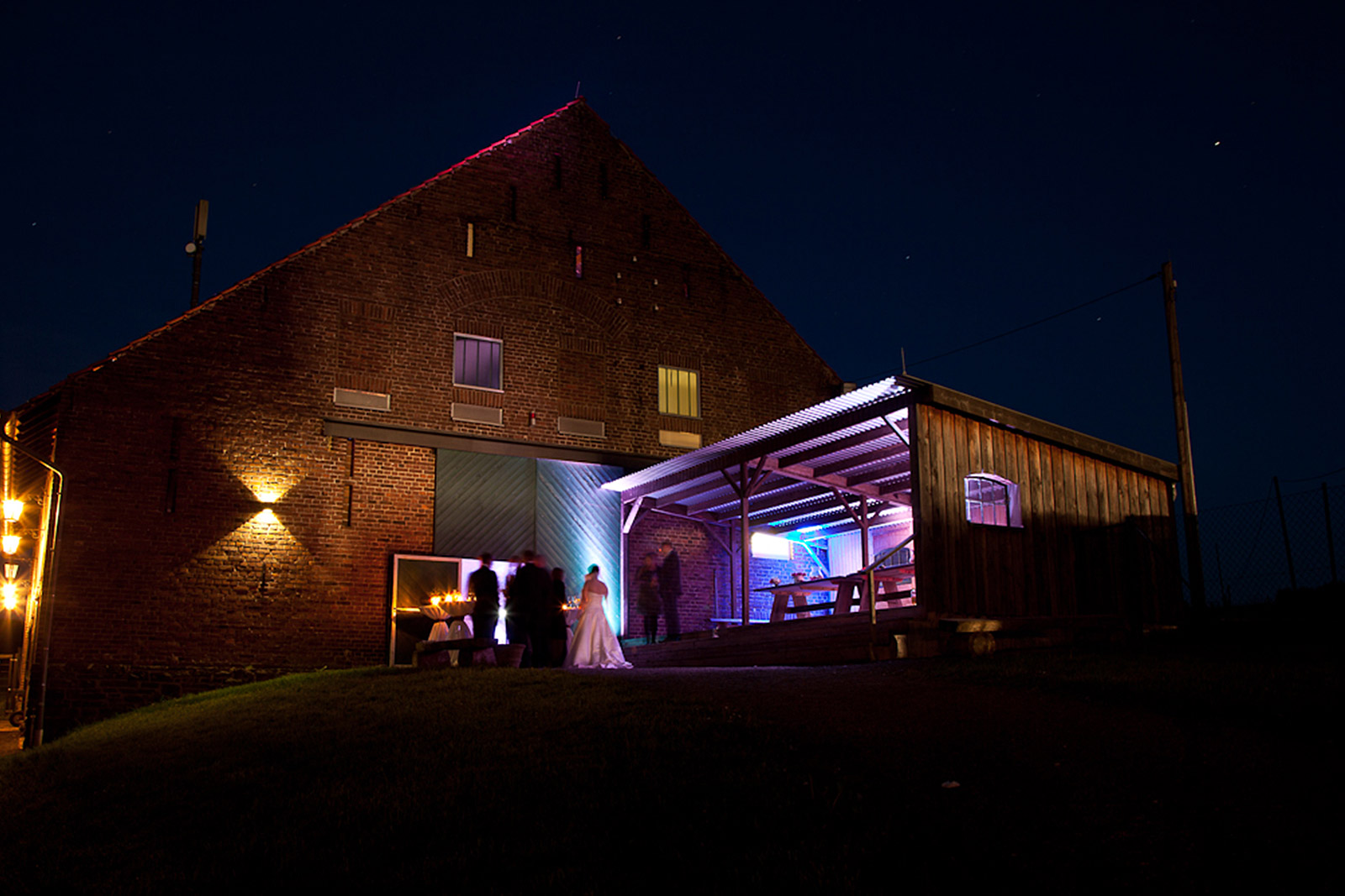 Braut und Bräutigam vor Scheune