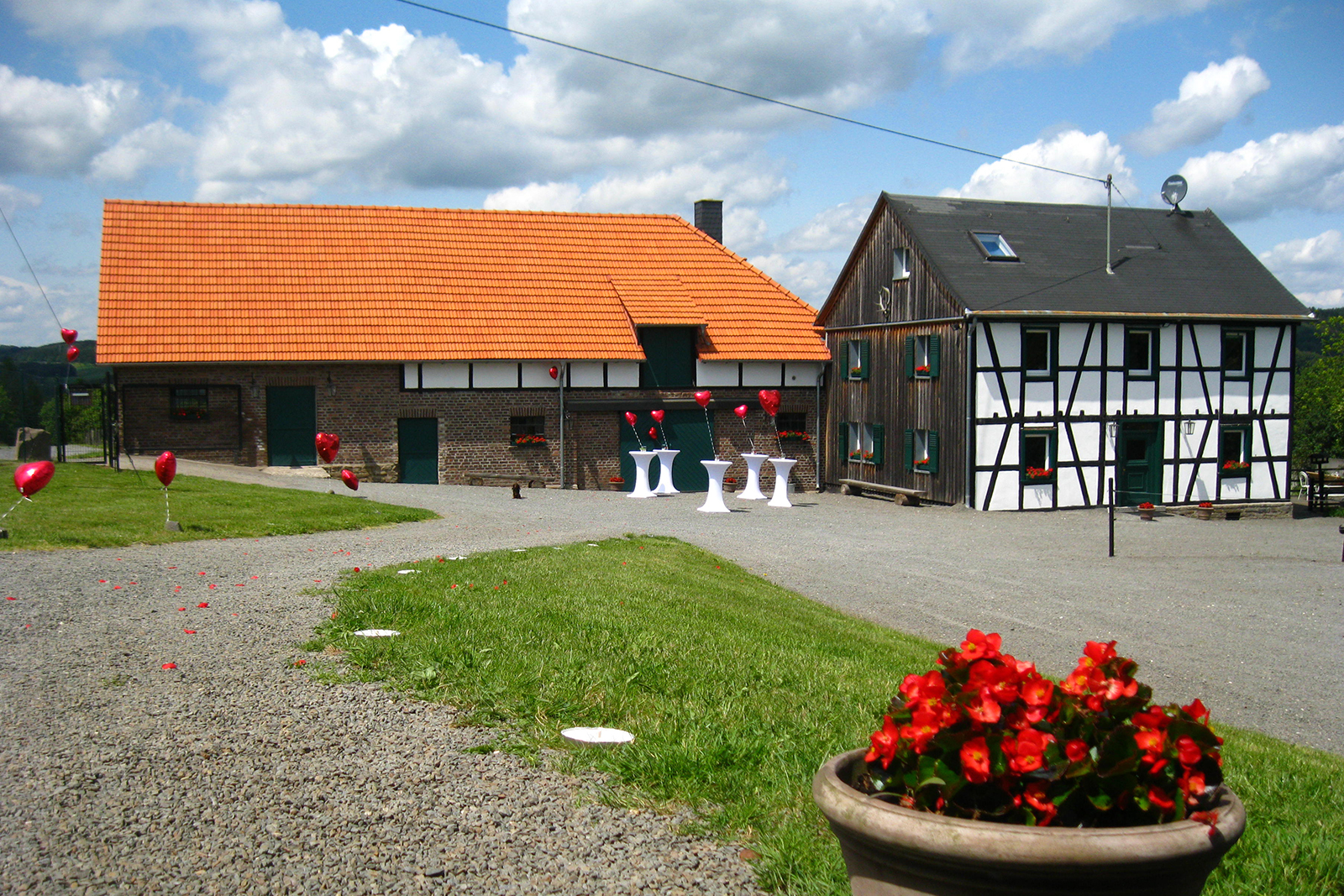 Geschmückte Außenflächen für Hochzeit